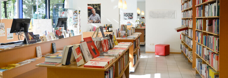 Bei uns können Sie in Ruhe ein großes Angebot an aktueller und antiquarischer Literatur durchstöbern.