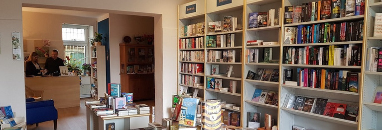 Mit viel Engagement und Liebe haben wir eine neue Kiez-Buchhandlung in Berlin-Rahnsdorf geschaffen. Wir freuen uns riesig über Ihren Besuch, ob bei uns vor Ort im Laden oder online! Viel Spaß beim Stöbern und Bestellen!