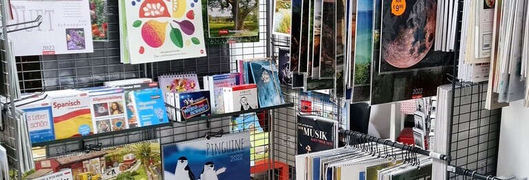 ...und ein dekorativer Kalender verschönert das Wohnambiente ungemein. Dabei sind die Themen ganz unterschiedlich: Natur, Landschaften, Kunstkalender u. a. stehen zur Auswahl. Vielleicht ein passendes Geschenk für Verwandte und Freunde? Aber auch Familienplaner und Bastelkalender sind sehr gefragt.