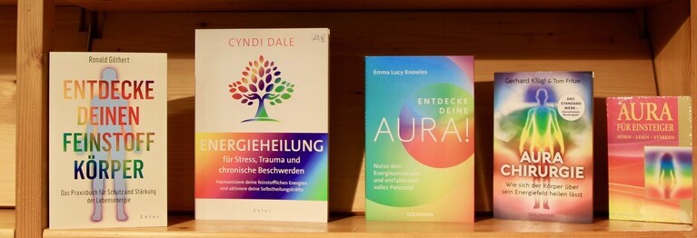Foto: Bücher zu den Themen Chakren, Aura und Energiearbeit