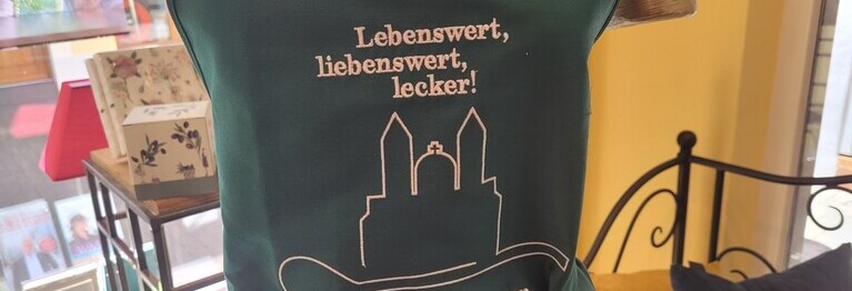 Zum Kochbuch die passende Schürze? Die gibt es auch bei uns!