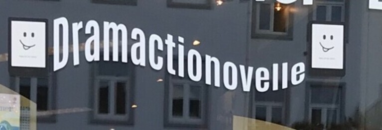 Auschnitt vom Schaufenster mit Werbung für tolino
