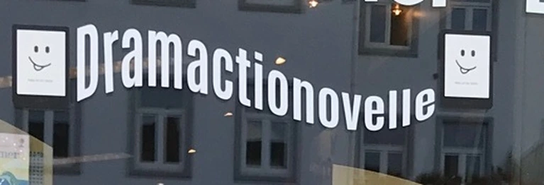 Auschnitt vom Schaufenster mit Werbung für tolino