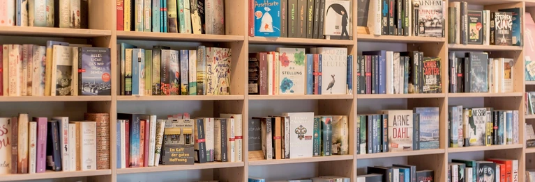 Bücherregal der Hofbuchhandlung