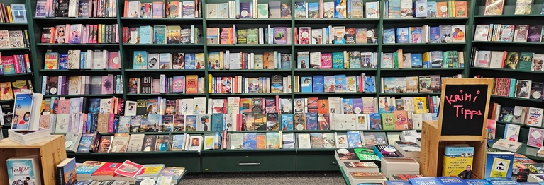Bei uns findet ihr eine große Auswahl aktueller Romane von A wie Armentrout bis Z wie Zeh. Federleichte Geschichten, Sommerromane, gesellschaftskritische Gegenwartsliteratur, Neues entdecken - da ist für jeden Geschmack etwas dabei.