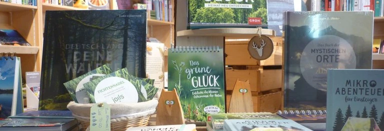 Schaufenster zum Thema Bücher und Natur