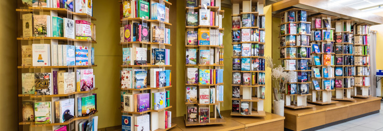 Wir bieten Ihnen ein aktuelles allgemeines Sortiment aus Kinder- und Jugendbüchern, Romanen, Sachbüchern und aktueller Politik. Ganzjährig können Sie bei uns Schul- und Fachbücher, sowie Musikalien und Spiele bestellen. Eine besonders große Auswahl finden Sie bei uns zum Thema Handarbeiten.