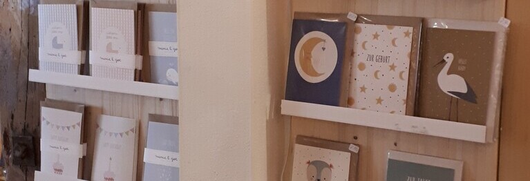 Foto der Kartenwand, mehrere unterschiedliche Doppelkarten