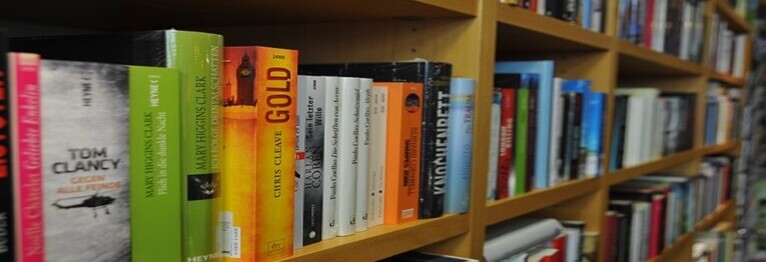 Blick auf Bücherregal