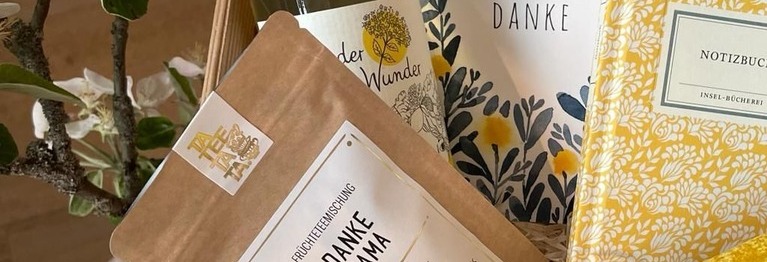 Bei uns finden Sie immer ein passendes Geschenk. Und wir packen es gerne hübsch für Sie ein.