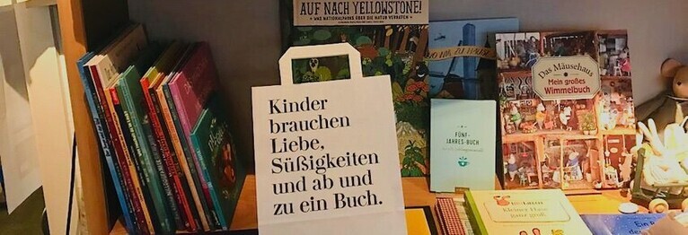 Kinder brauchen Liebe,
Süßigkeiten und ab un zu
ein Buch.
