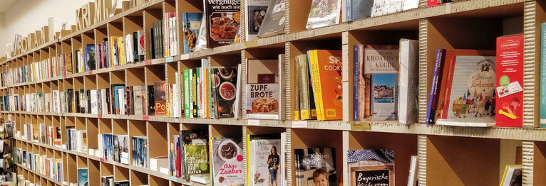 Unser Team freut sich über Ihren Besuch, berät Sie gerne und fachkundig und hat immer ein offenes Ohr für Sie. Wir freuen uns auf Sie bei Lesungen, sei es digital oder analog, bei unserer Moosacher Literatur Nacht und natürlich auch beim Kerzenziehen.
Übrigens: wir liefern auch, und das so schnell wie unsere Mitbewerber.
