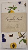Geschirrtuch mit verschiedenen Obstsorten, Äpfeln und Pflaumen auf weißem Hintergrund