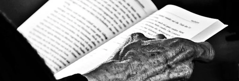 Wir lesen viel und versuchen immer wieder, mit Neugier und Offenheit neuen und alten Texten, Büchern und Menschen zu begegnen.
Wir suchen Vielfalt und außergewöhnliche Literatur bei unserer Auswahl, zeigen die „Perlen“ der kleinen unabhängigen Verlage, ein Sortiment, so facettenreich wie alle unsere Kund:innen, und das auf kleinstem Raum! Ein Raum für freundliche Begegnungen und wahrhaftigen Austausch.