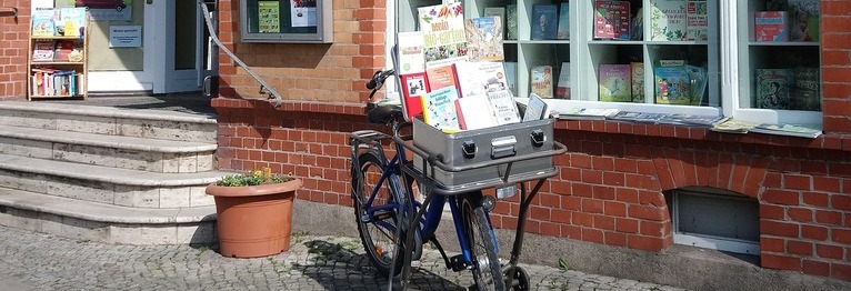 Lieferfahrrad vor der Buchhandlung