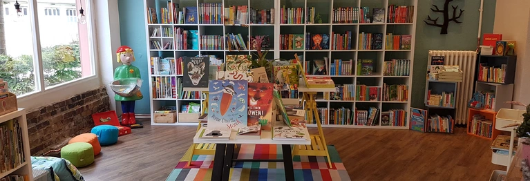 Wir bieten Ihnen eine große Auswahl an Kinderbüchern. Während Sie stöbern, können Ihre Kinder in unserer Spielecke lesen, spielen oder träumen...