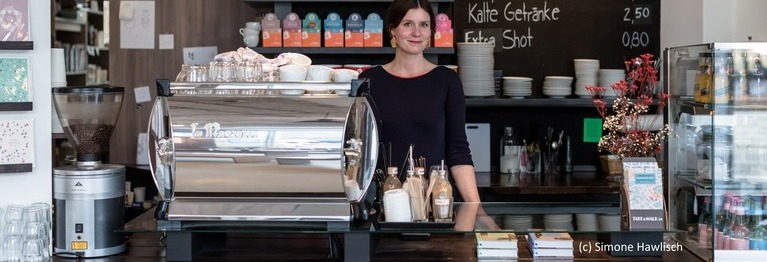 Der Café-Bereich der Buchhandlung ocelot mit einer Mitarbeiterin.
