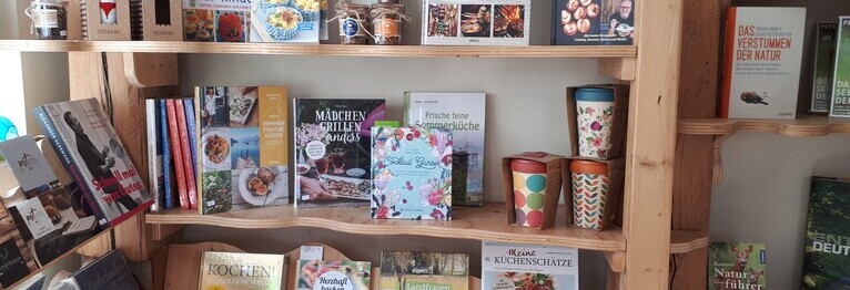 Foto des Kochbuchregals mit unterschiedlichen Kochbüchern