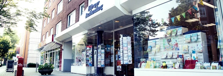 Frontansicht der Hiltruper Buchhandlung bei Tage
