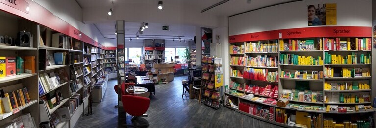Blicks ins Obergeschoss der Buchhandlung mit Buchregalen