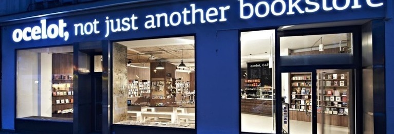 Ladenfront der Buchhandlung ocelot bei Nacht.