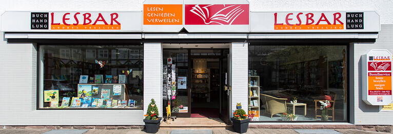 Schaufenster und Eingang der Buchhandlung LESBAR