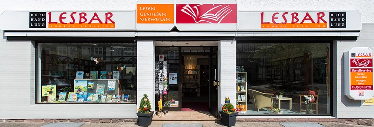Schaufenster und Eingang der Buchhandlung LESBAR