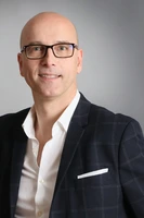 Alwin Dombetzki liest aus seinem neuen Action-Thriller "SCHÄDEL-KOMPOTT - Ray Cullans dritter Fall in Schleswig"