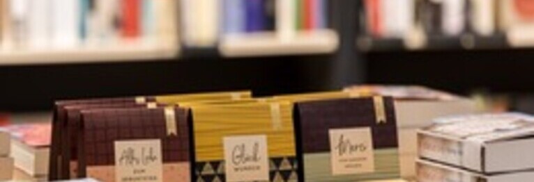 Bücher sind die perfekten Geschenke, speziell wenn sie zusammen mit schönen Accessoires ergänzt werden. Dafür haben wir jetzt eine eigene Abteilung mit über 60m².
