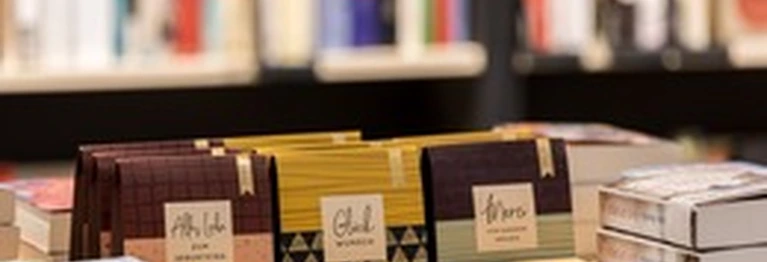 Bücher sind die perfekten Geschenke, speziell wenn sie zusammen mit schönen Accessoires ergänzt werden. Dafür haben wir jetzt eine eigene Abteilung mit über 60m².