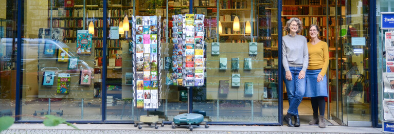 In unserer Buchhandlung finden Sie neben Büchern auch Postkarten,  Kalender und Wein. Raritäten sind unsere signierten Bücher.
