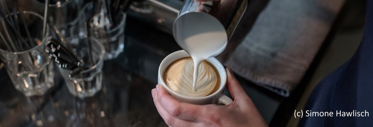 Ein Cappuccino wird zubereitet.
