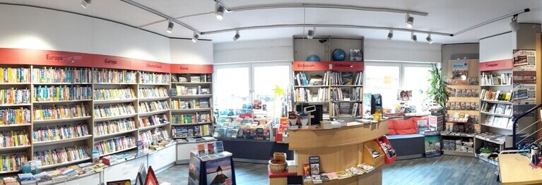 Blick in die Buchhandlung mit Buch-Regalen und Kassentheke