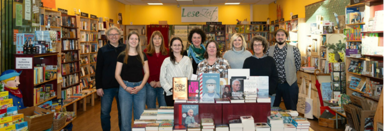 Eingangsbereich der Buchhandlung LeseZeit in Bad Vilbel-Dortelweil mit allen Mitarbeitenden.
