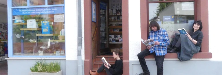 Das Team vor dem Eingang der Buchhandlung Die Bücherstube