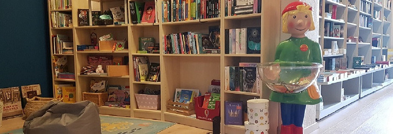 Auch in einer kleinen Buchhandlung wie unserer öffnet sich die große Welt der Literatur. Neben dem fein ausgewählten Sortiment vor Ort bieten wir dank unserer Bestellmöglichkeiten viele Millionen Titel an - zum Beispiel hier auf genialokal.de!