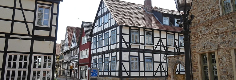 Bei uns finden Sie informative Werke zu Rinteln, Schaumburg, Lippe sowie der weiteren Umgebung. Wir haben sowohl Stadtführer und Wanderkarten, wie auch historische Überblicke und regionale Romane vorrätig.

Bildquelle: Eug.Hortulanus, CC BY-SA 4.0 , via Wikimedia Commons