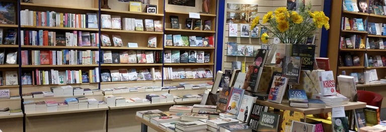 Auslagentisch und Belletristik-Regal der Buchhandlung
