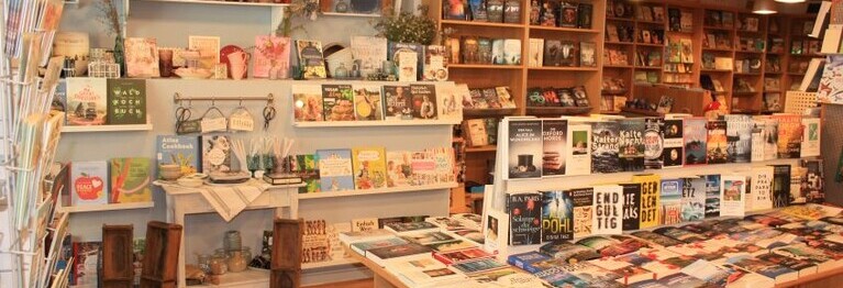 Wir lieben Bücher und leben in der Bücher-begeisterten Stadt „Bookstehude“. Folgen Sie uns ins Reich der Fantasie, Literatur und Kultur.