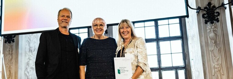 Wir wurden mit dem Deutschen Buchhandlungspreis 2022
durch Staatsministerin Claudia Roth ausgezeichnet.
Entscheidende Kriterien für die Nominierung waren ein anspruchsvolles literarisches Sortiment, innovative Geschäftsmodelle, ein kulturelles Veranstaltungsprogramm oder ein besonderes Engagement im Bereich der Lese- und Literaturförderung.
