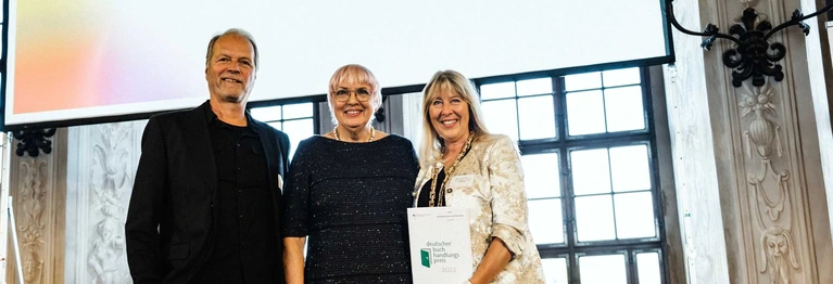 Wir wurden mit dem Deutschen Buchhandlungspreis 2022
durch Staatsministerin Claudia Roth ausgezeichnet.
Entscheidende Kriterien für die Nominierung waren ein anspruchsvolles literarisches Sortiment, innovative Geschäftsmodelle, ein kulturelles Veranstaltungsprogramm oder ein besonderes Engagement im Bereich der Lese- und Literaturförderung.