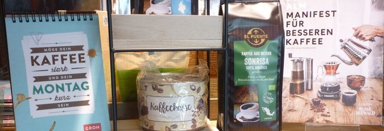 Regal mit fair gehandeltem Kaffee