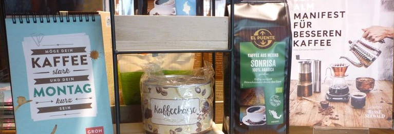 Regal mit fair gehandeltem Kaffee
