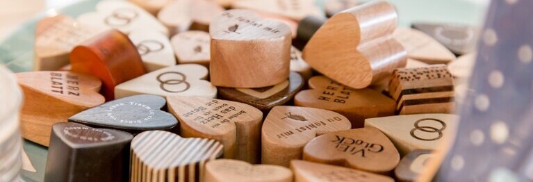 Dekoelement: Eine Schale mit Herzen aus Holz