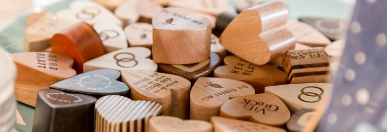 Dekoelement: Eine Schale mit Herzen aus Holz