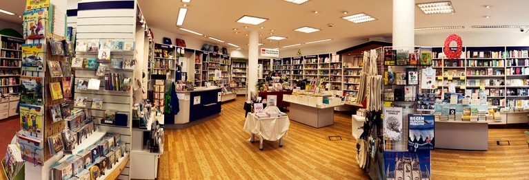Innenansicht der Hiltruper Buchhandlung mit Blick auf die Kasse und den Verkaufsraum