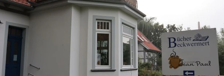 Besuchen Sie unsere Buchhandlung mit Café im Frommenhof in Dissen!

Die Buchhandlung ist von 9.30 bis 12.30 und von 14.00 bis 18.00 geöffnet.