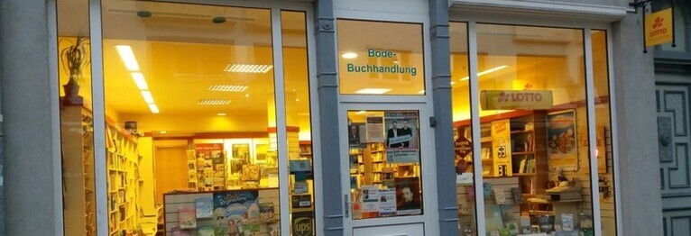 Schaufenster und Eingang der Buchhandlung