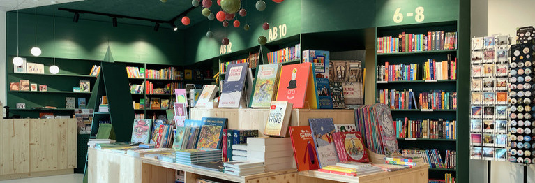 Verkaufstisch und präsentierte Bücher