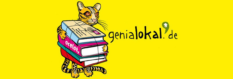 Ein handgezeichnetes Ozelot hält einen Stapel Bücher. Daneben steht das Logo des Genialokal Online-Shops.